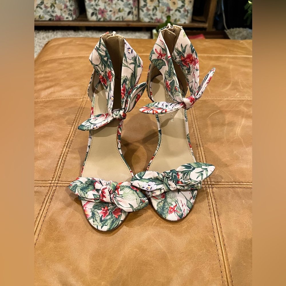 EUC BCBGeneration Jeela Pink Floral Bow High Heel Pumps Sz.7